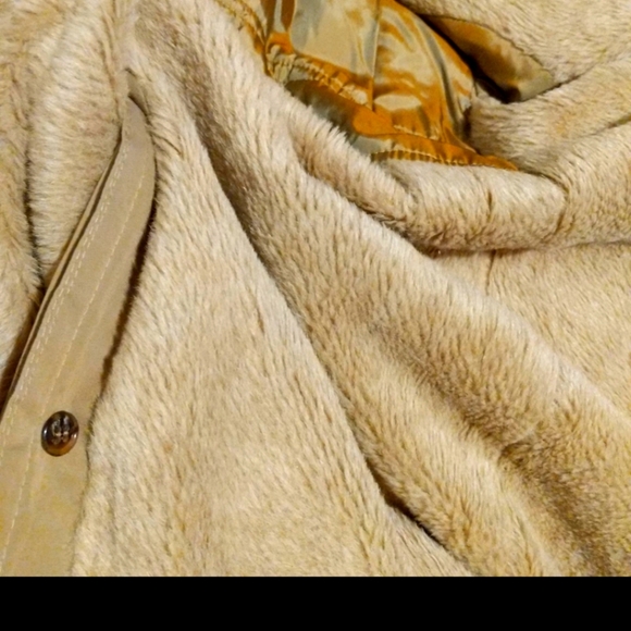 Beautiful tailored German coat size m top to bottom 35 inches. Pit to pit 23 inc - Picture 9 of 9